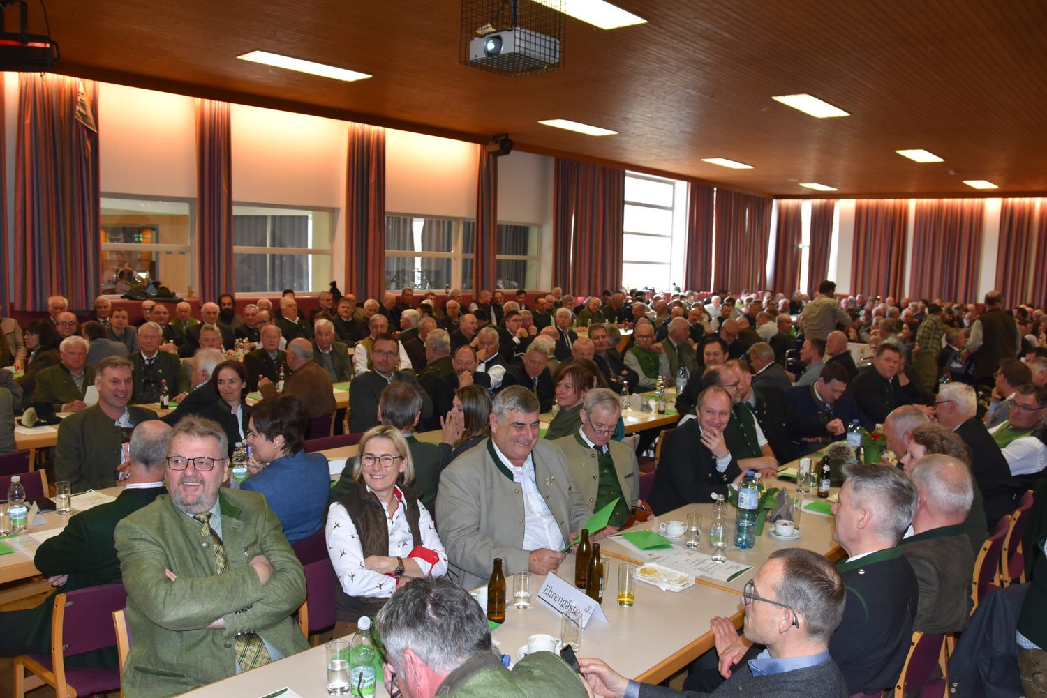 Voll Besetzter Saal Mit Jägern Aus Dem Ganzen Bezirk