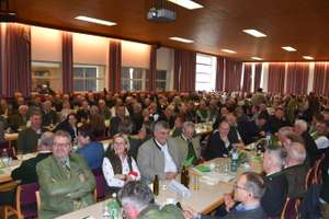 Voll Besetzter Saal Mit Jägern Aus Dem Ganzen Bezirk