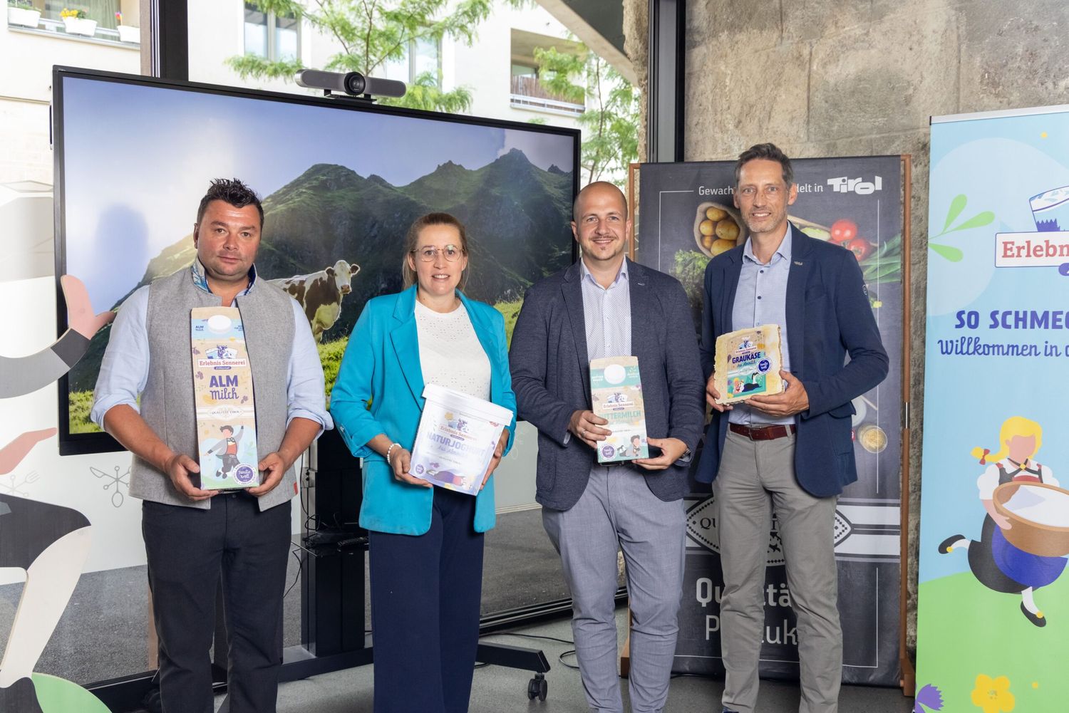 Christian Kröll (GF Erlebnissennerei Zillertal), Anita Ehrenstrasser (Leitung nationale und regionale Sortimentskoordination SPAR), Dominic Öfner (Bereichsleitung CM & Einkauf Frische MPREIS) und Clemens Mair (GF-Stv. Agrarmarketing Tirol) freuen sich über einen gelungenen Auftakt der Almmilchsaison.