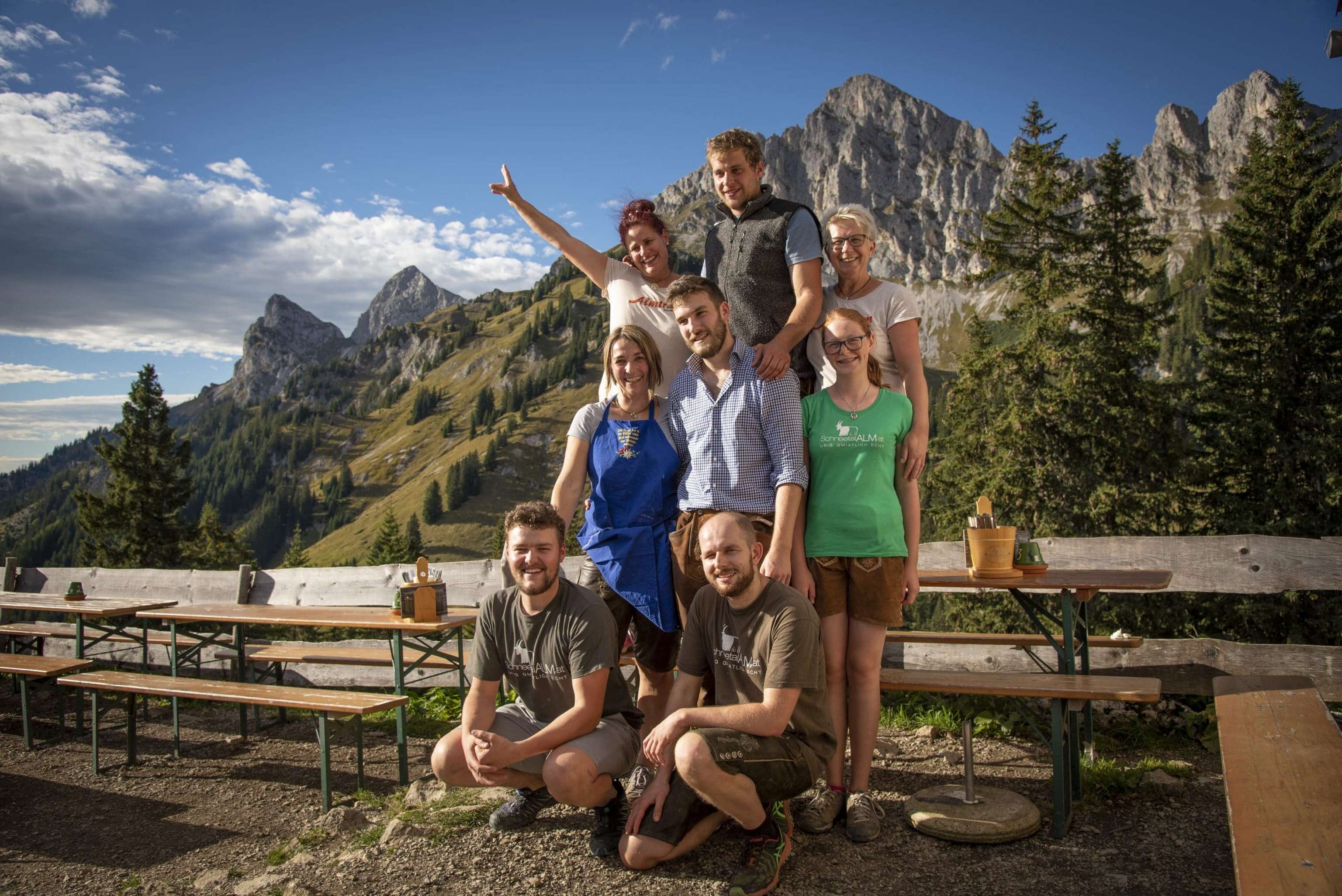 Auf ihr tüchtiges Almteam kann sich Karin immer verlassen.