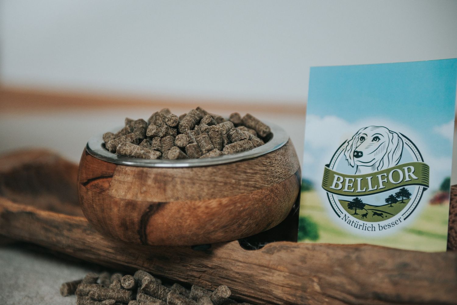 Das Angebot von Bellfor umfasst zum Beispiel getreidefreies Trockenfutter und Nassfutter, gesunde Hundesnacks sowie eine umfangreiche Auswahl an natürlichen Pflegeprodukten und Ergänzungsfuttermitteln.