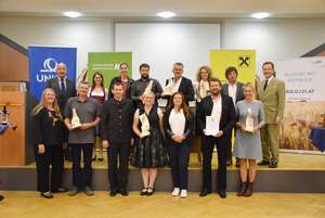 LK-Präsident Nikolaus Berlakovich (r.) und Kammerdir. Otto Prieler mit den Gewinnern beider Kategorien
FOTO: LK Bgld.