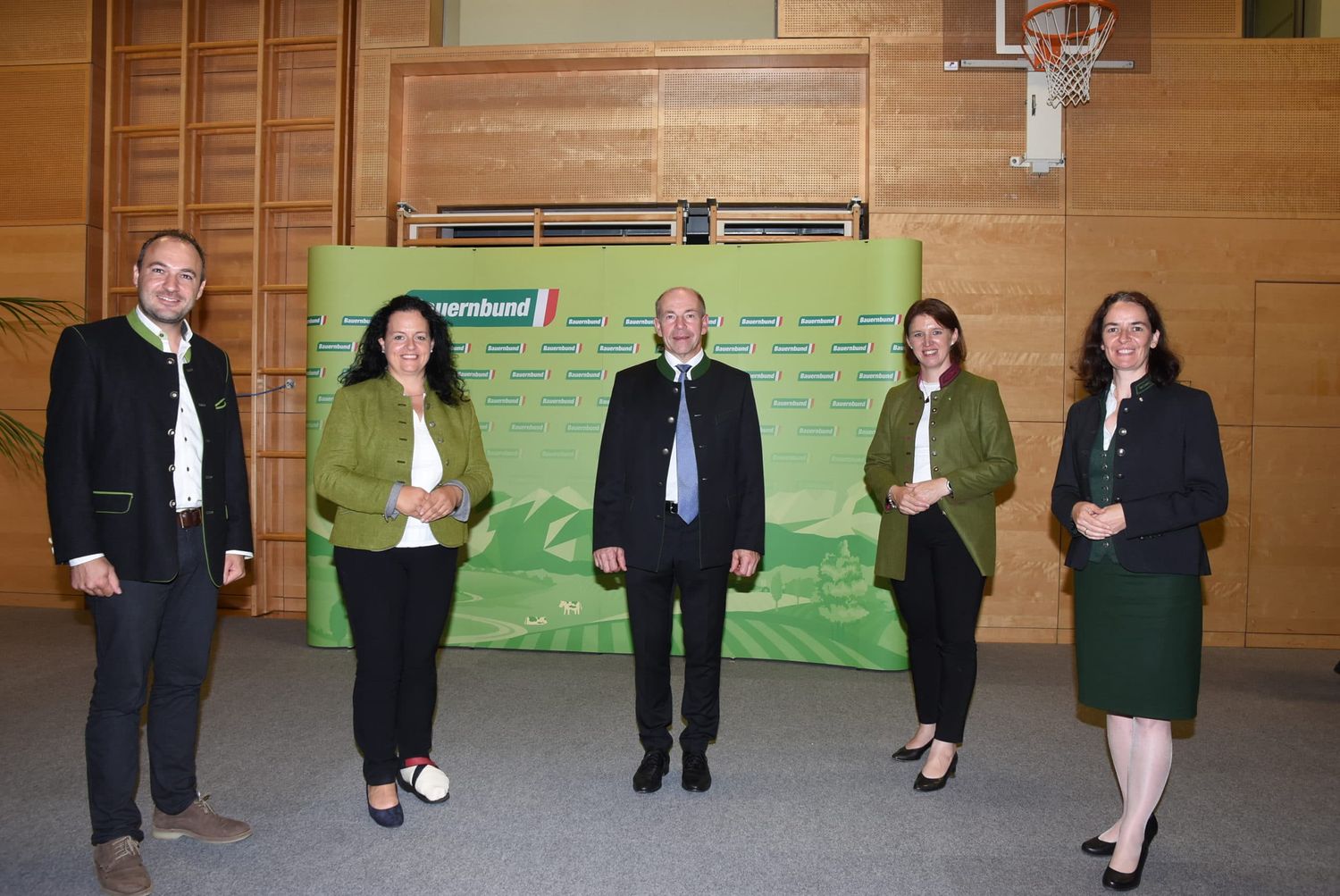 Landesobmann Max Hiegelsberger (m.) und dessen Stellvertreter Michael Treiblmeier, Michaela Langer-Weninger, Regina Aspalter und Johanna Haider.