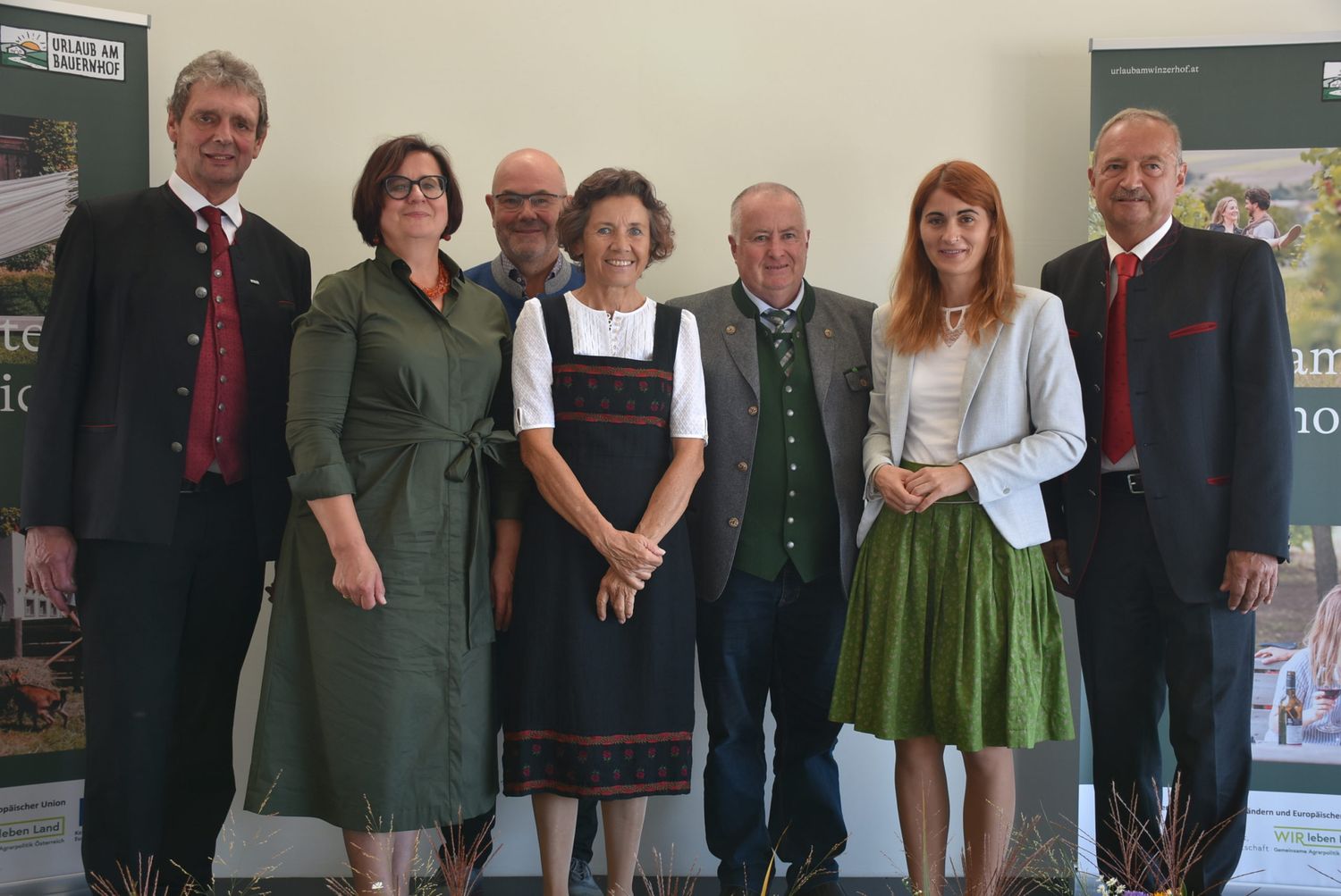 Freuen sich über eine gelungene Jahreshauptversammlung von “Urlaub am Bauernhof Österreich”: J. Hörtnagl (Obmann “Urlaub am Bauernhof Österreich”), D. Jagschitz (Obfrau), die drei Geehrten K. Loukota, E. Halder und H. Schwaiger und die Ehrengäste LAbg. Carina Laschober-Luif und Werner Falb-Meixner (Vizepräsident LK Burgenland)