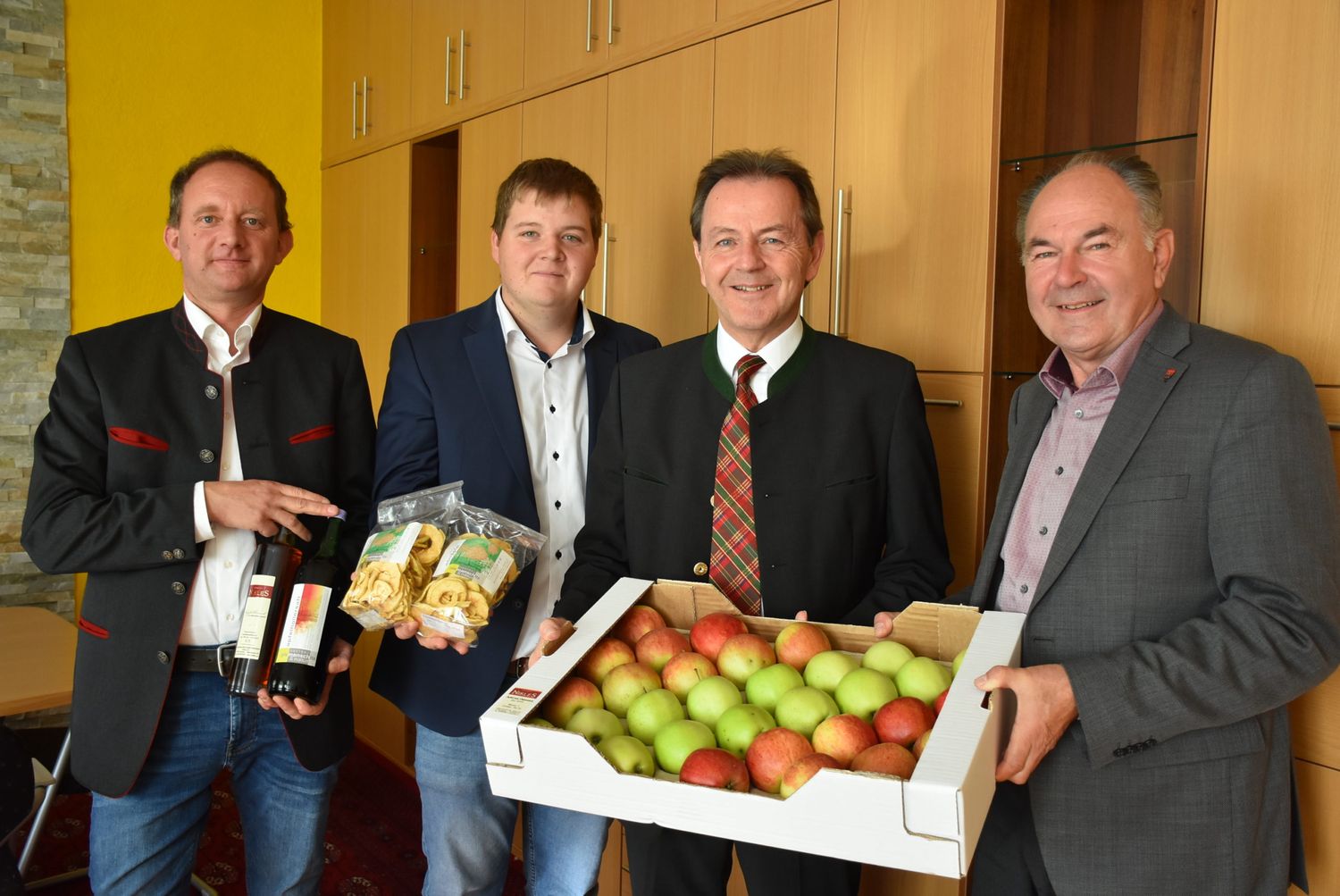 Die beiden Vizepräsidenten des Bgld. Obstbauverbandes, Adolf Nikles und Michael Habeler, LK-Präsident Niki Berlakovich und der Präsident des Bgld. Obstbauverbandes, Johann Plemenschits.