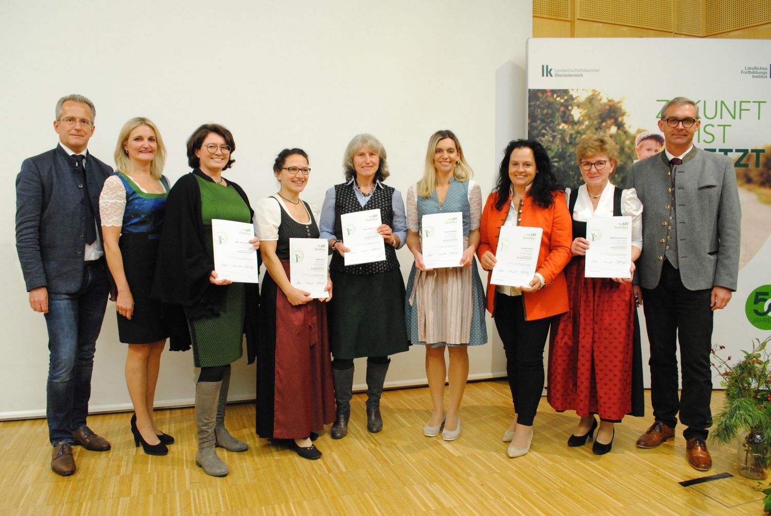 Überreichung der Zertifikate durch Dietachmair (l.), Kammerrätin Daniela Burgstaller (2.v.l.) und LK-Präsident Franz Waldenberger (r.) an die neuen Brotsommeliers.