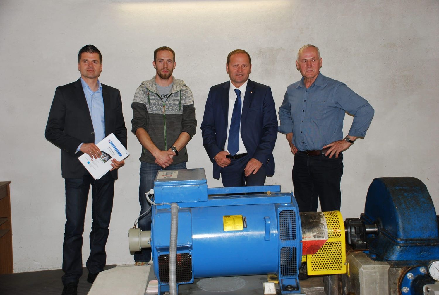 Strom für den eigenen Betrieb und weitere 150 Haushalte produziert das Kleinkraftwerk am Schlaitenbach nach der Revitalisierung. Noch vorher machten sich Rupert Ebenbichler von der Wasser Tirol (li.) und LHStv. Josef Geisler (2. von re.) bei Johann Gantschnig jun. und sen. ein Bild vor Ort am Erbhof Obervotz in Schlaiten.