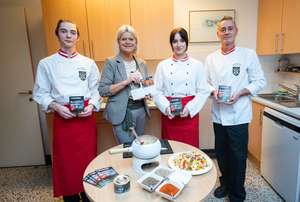 Kochen ohne Strom: Klaudia Tanner mit Bundesheer-Tipps.