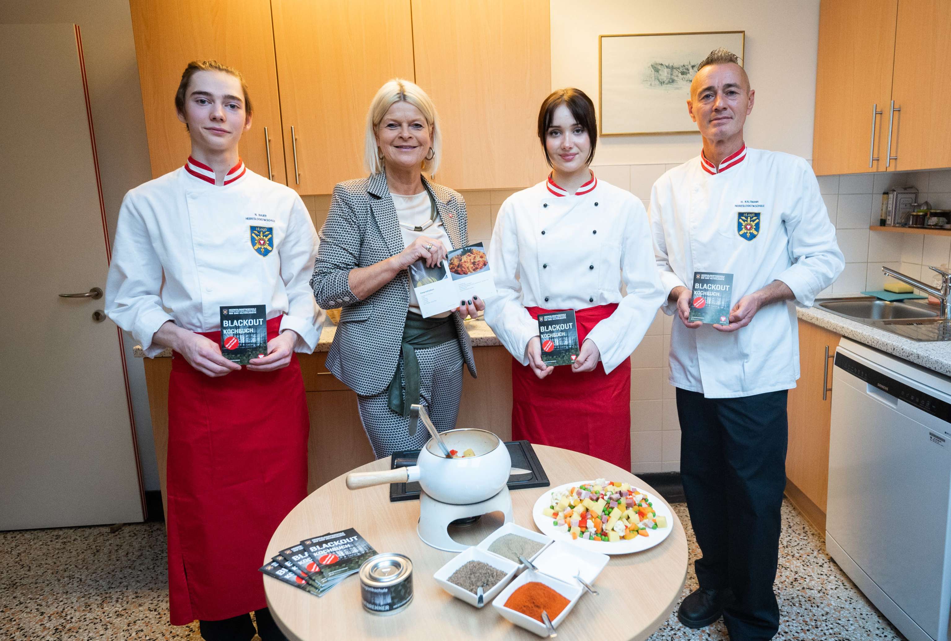 Kochen ohne Strom: Klaudia Tanner mit Bundesheer-Tipps.