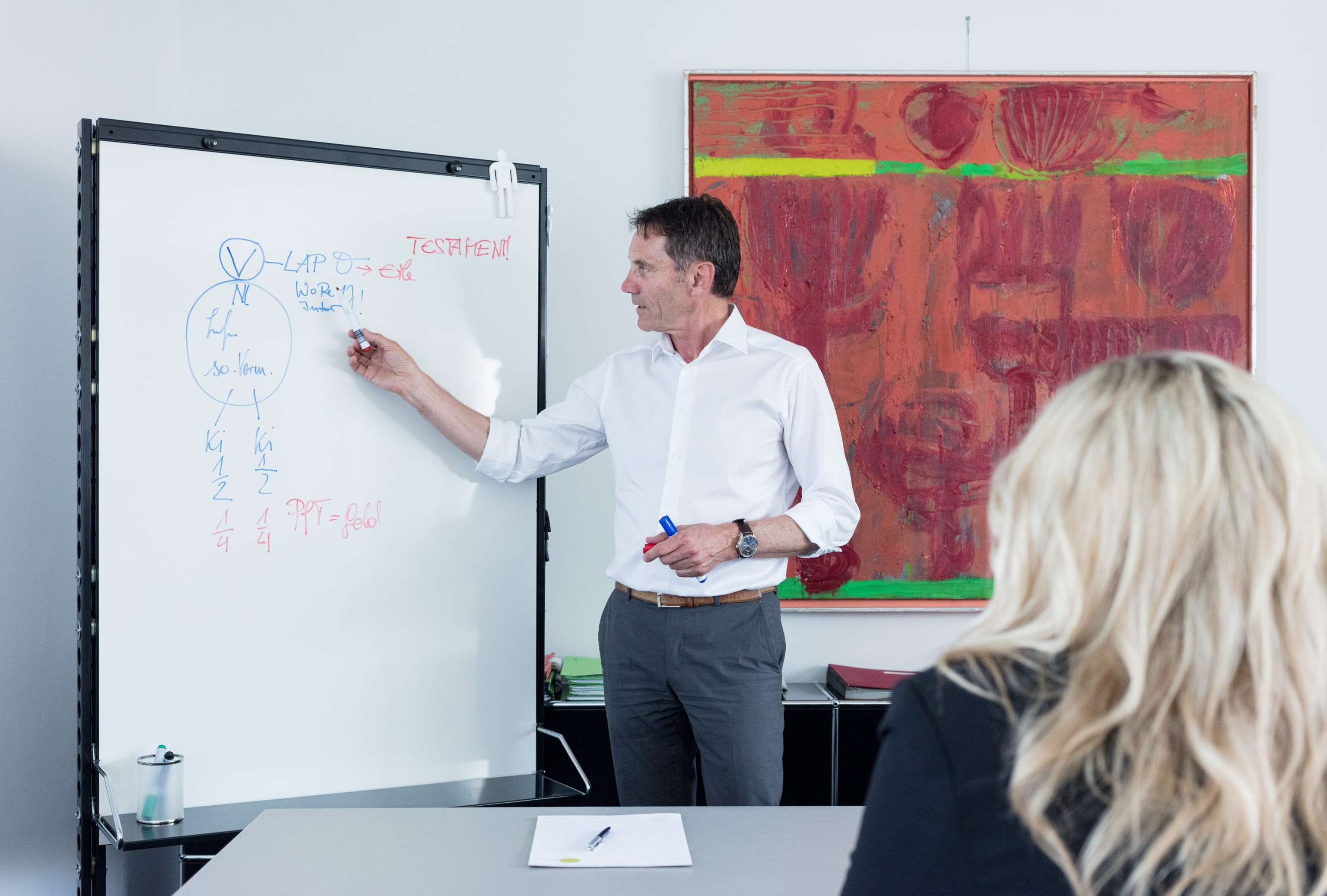 Notar Josef Mursch-Edlmayr bei einem Beratungsgespräch in seiner Kanzlei