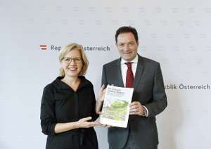 Leonore Gewessler und Norbert Totschnig präsentieren Unterrichtsmaterialien zum Bodenverbrauch.