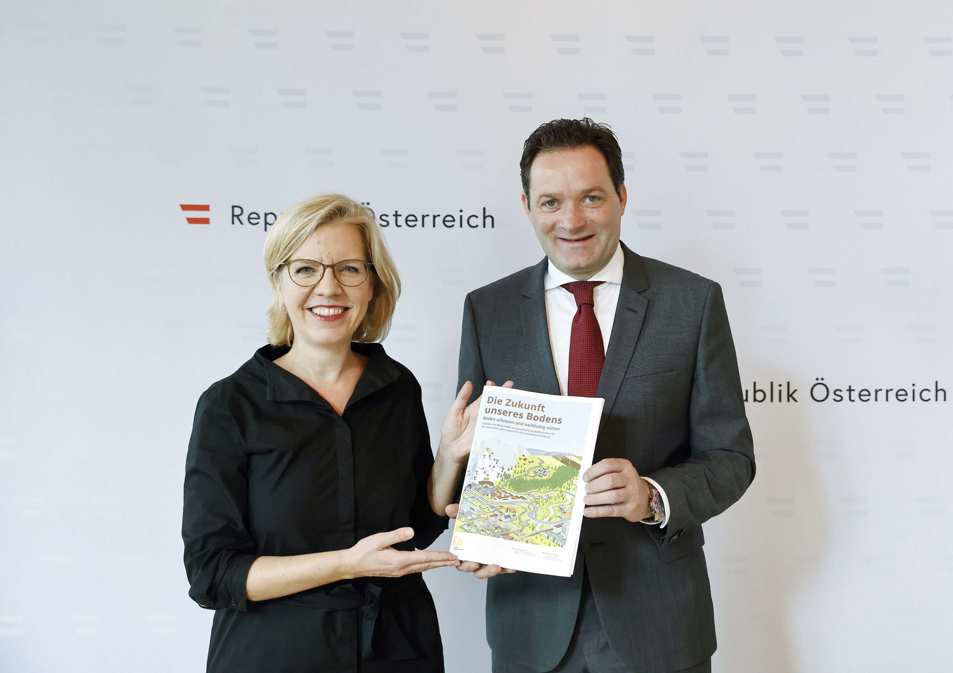 Leonore Gewessler und Norbert Totschnig präsentieren Unterrichtsmaterialien zum Bodenverbrauch.