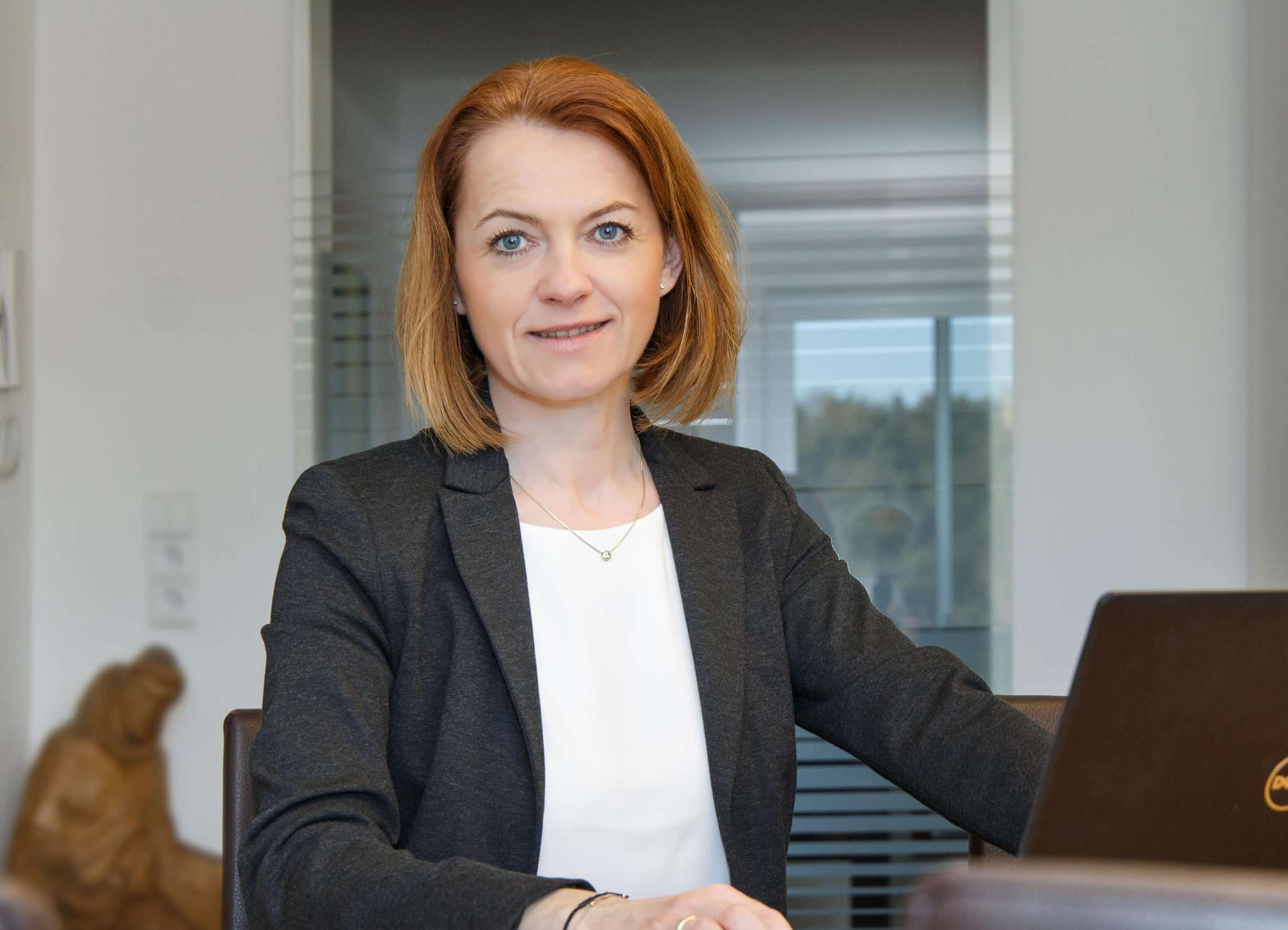 Simone_Schmiedtbauer_EU-Wahl_2019_Portrait_18x13_04
