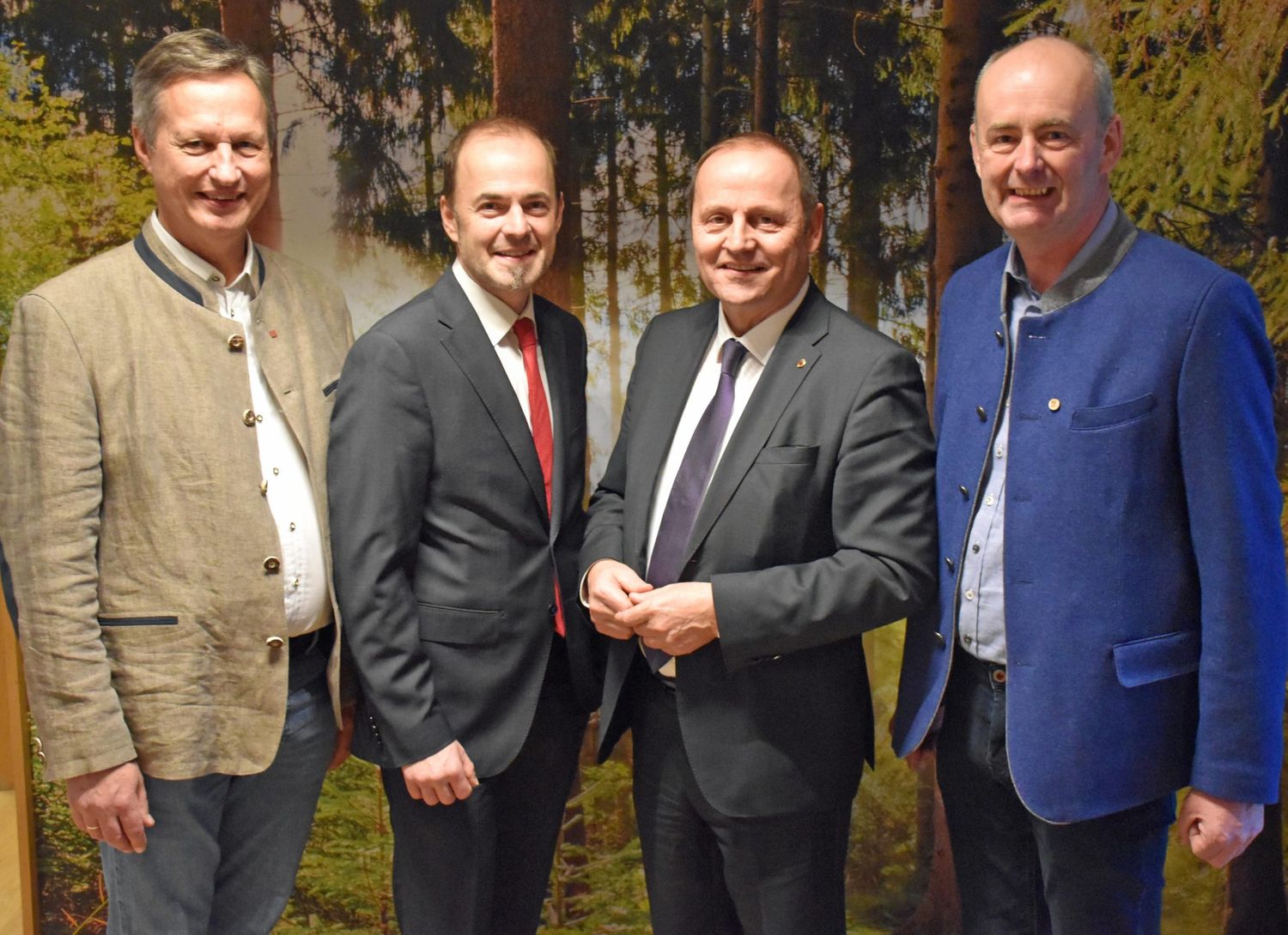 Landesforstdirektor Josef Fuchs, LK-Präsident Josef Hechenberger, LHStv Josef Geisler und der Obmann des Tiroler Waldverbandes, Josef Fuchs, rufen alle WaldbesitzerInnen zum Mitmachen bei der großen Tiroler Waldumfrage auf.