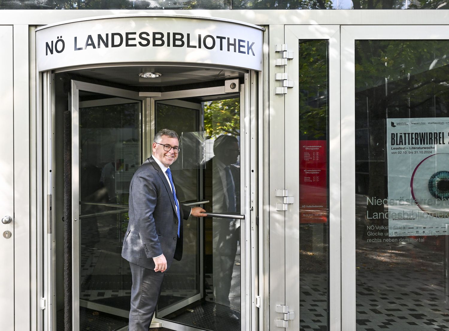 Landesrat Ludwig Schleritzko präsentierte den Gratis-Leseausweis.