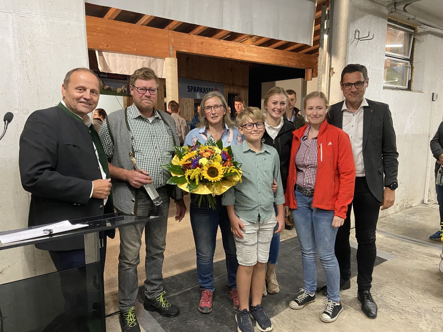 Zu Gast bei Familie Markus und Martina Juffinger am Mayrhof in Hinterthiersee: Bauernbundobmann LHStv. Josef Geisler, Familie Markus und Martina Juffinger und Bauernbunddirektor Bundesratspräsident Dr. Peter Raggl
