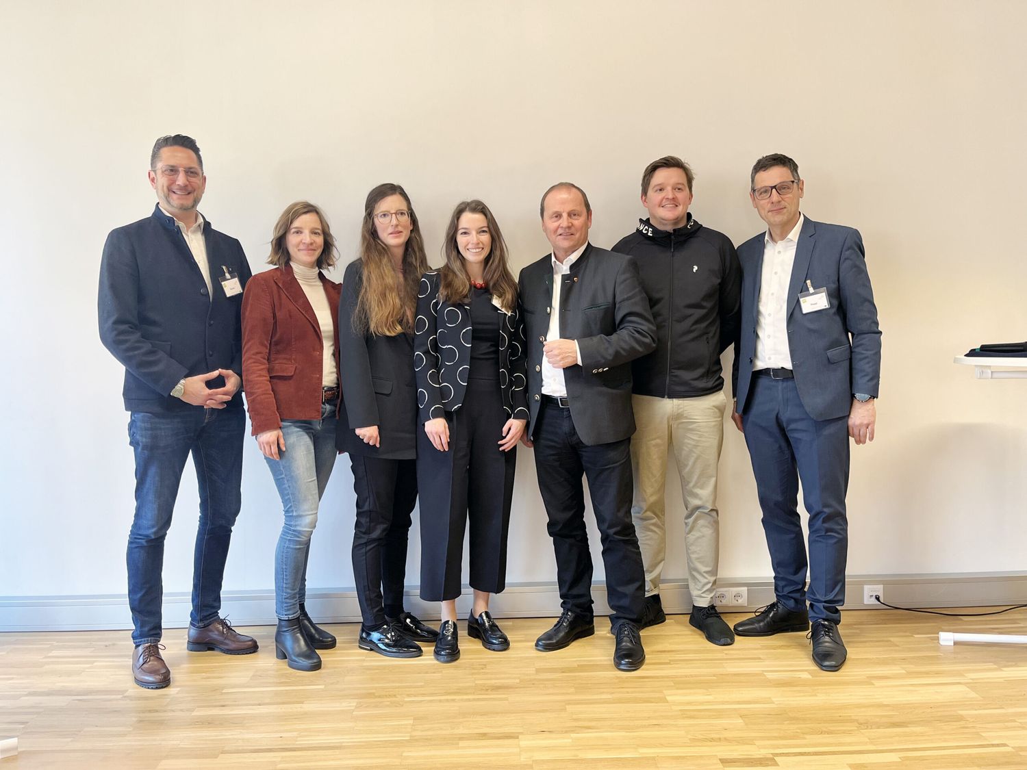 Alois Rainer (WKÖ), Marianne Kuntz (Südtiroler Bauernbund), Farmfluencerin Magdalena Esterhammer, Magdalena Kessler (Naturhotel „Chesa Valisa“), LH-Stv. Josef Geisler und Bernhard Zangerl („Kitzloch“) mit Moderator Peter Raggl, Direktor des Tiroler Bauernbundes.