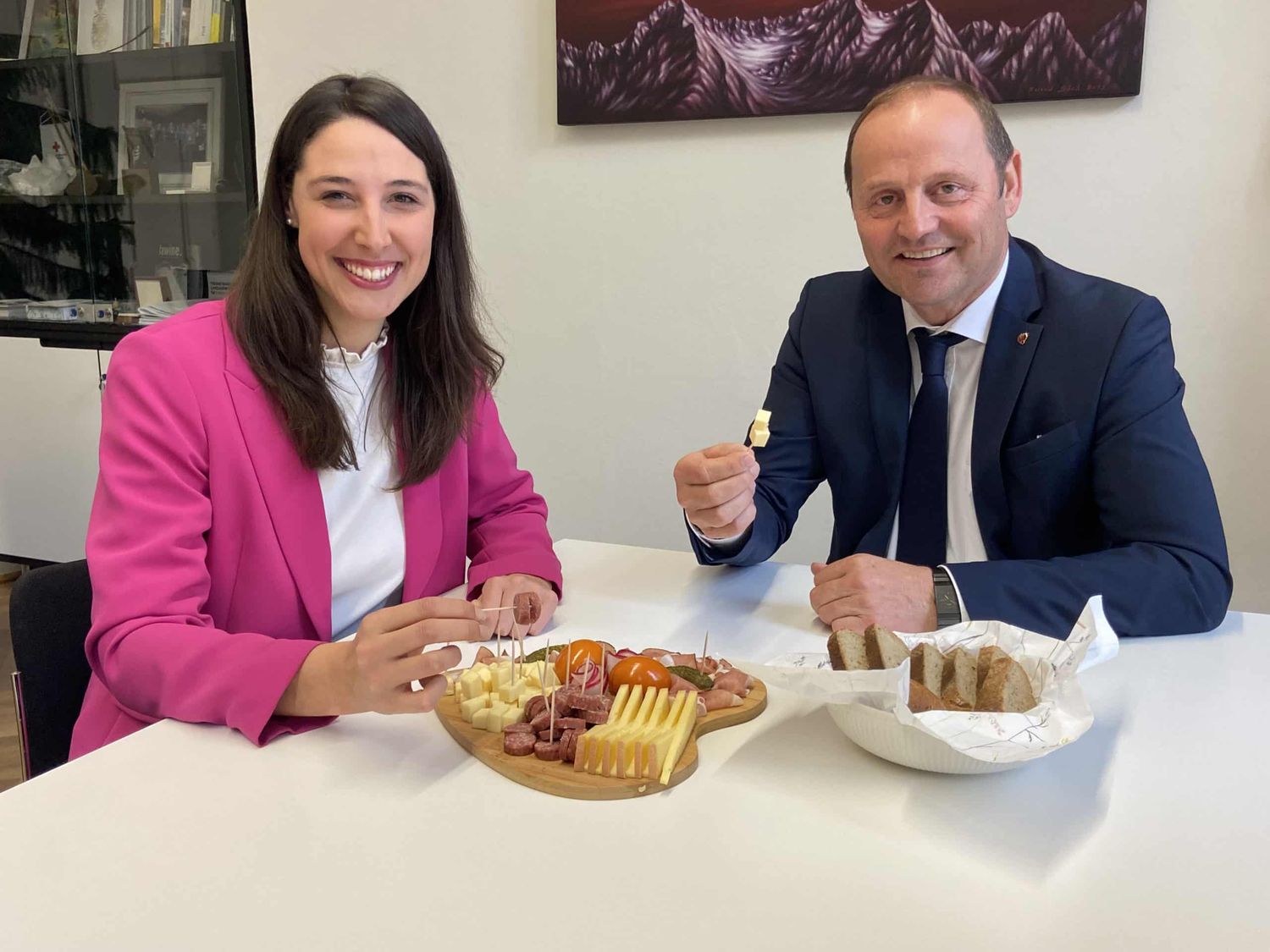 Ein Zeichen für den regionalen Genuss möchten JVP-Obfrau Sophia Kircher und LHStv. Josef Geisler setzen.