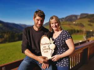 krautingerpramierung-gewinner-lisa-und-thomas-gruber-hintertiefental-fg-t.l.-rechte-wildschonau-tourismus-8-scaled.jpg
