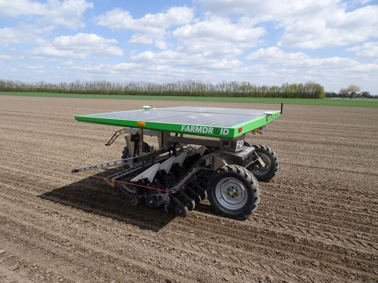 Der Farmdroid mit Photovoltaikzellen und Hackaggregaten