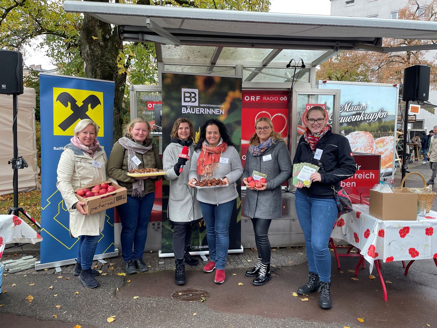 Live bei „Arcimboldo“ am Linzer Südbahnhofmarkt auf Radio OÖ zu hören waren: Anita Peterseil, Katrin Schober, Moderatorin Claudia Em, Johanna Haider, Christa Ahorner und Ines Schöfecker (v.l.)