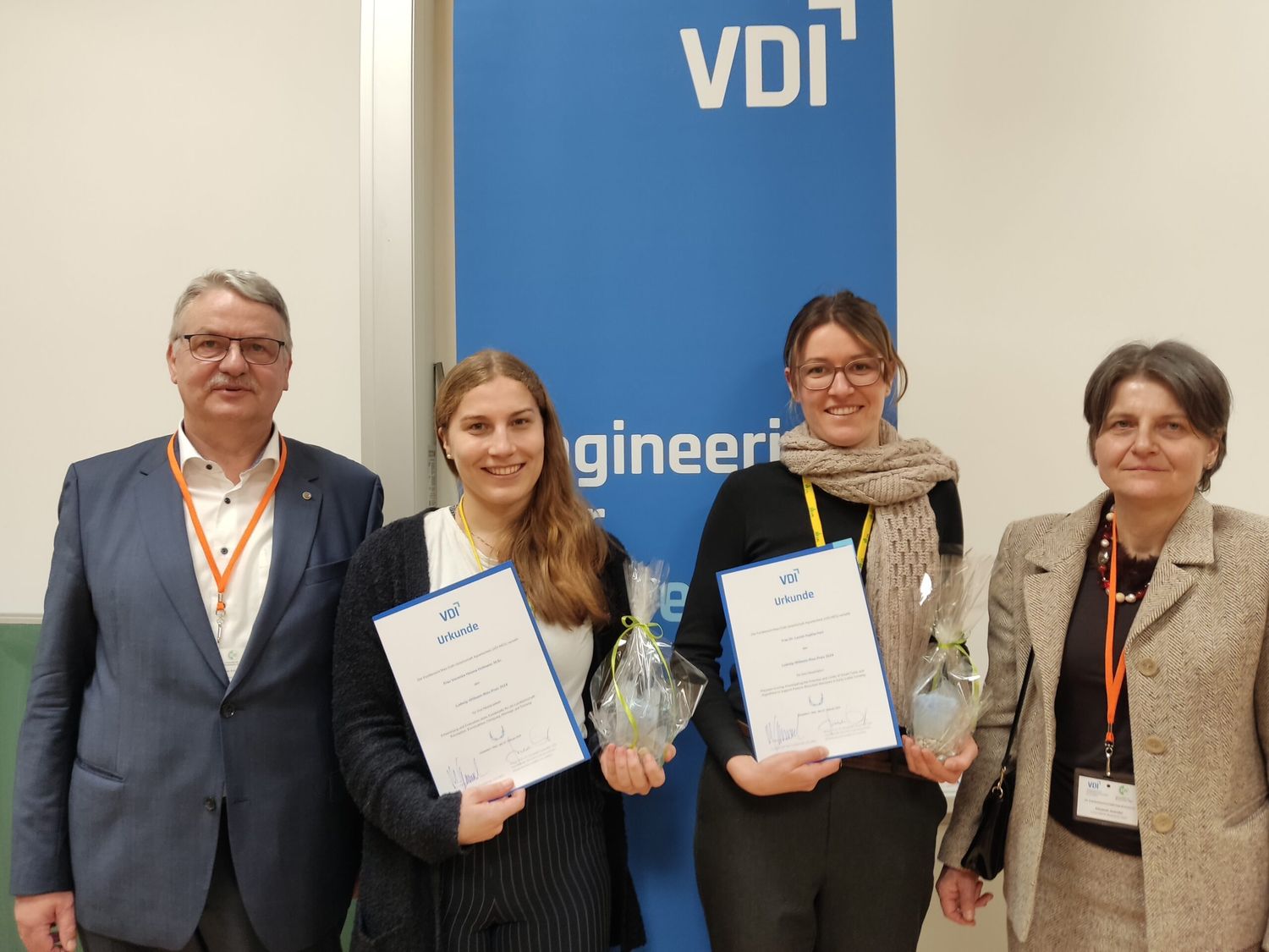 Andreas Herrmann vom VDI; Preisträgerinnen Veronika Helena Hofmann und Leonie Sophia Hart; Prof. Elisabeth Quendler, Vorsitzende des VDI-Fachausschuss Arbeitswissenschaften