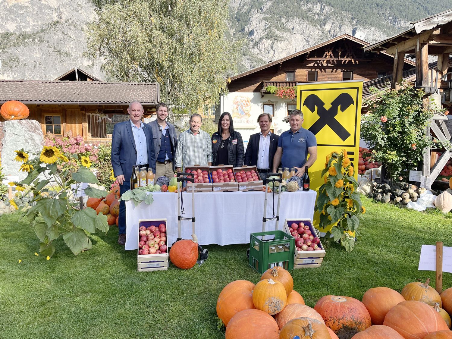 Christian Jais (Raiffeisenbanken Bezirk Imst), Raphael Kuen (Ötztal Tourismus), Rudolf Wammes (Obmann Haiminger Markttage), Alexandra Harrasser (Geschäftsführerin Obstlager Haiming), Andreas Walcher (ÖBB) und Christian Kopp (Bio-Gemüse Kopp)