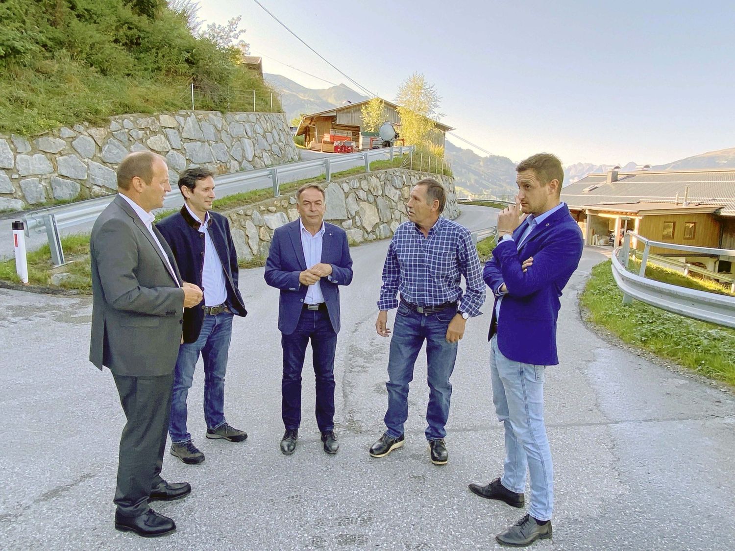 LHStv. Josef Geisler, Jürgen Haberl und Erich Klocker vom Sachgebiet Ländlicher Raum, Interessentschaftsobmann Richard Als und Bgm. Daniel Schweinberger freuen sich über die Fertigstellung der Gigl-Joch-Straße in Hart im Zillertal.