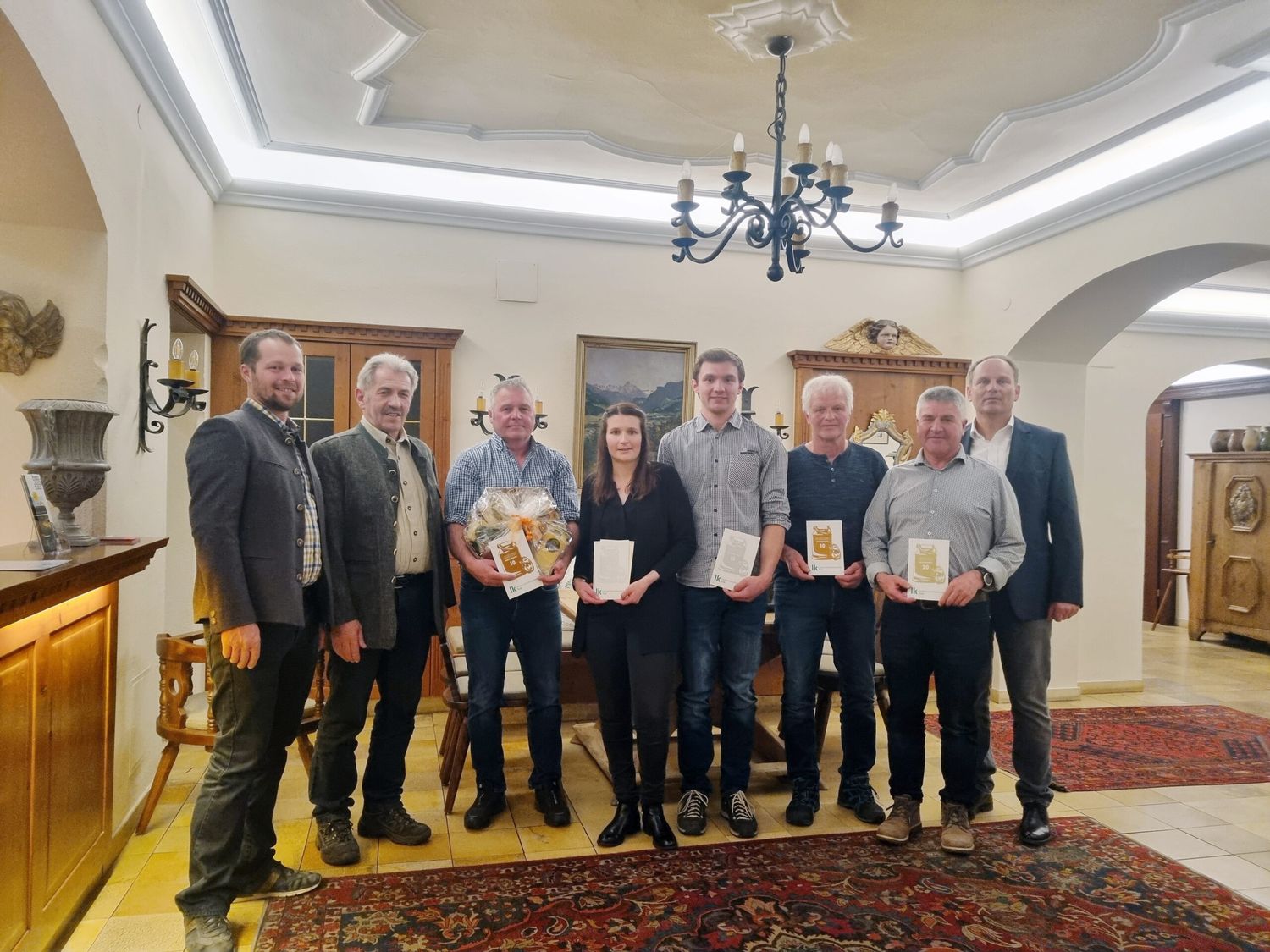 Mehrere Milchlieferanten wurden von (v. l.) BLK-Obmann Andreas Prosch, Johann Wechselberger, Obmann der Sennerei Zell, und (re.) Andreas Geisler, Geschäftsführer der Käserebellen, ausgezeichnet.