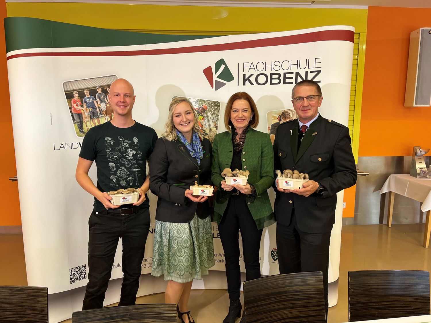 Sebastian Modl von der Fa. ATTA, Fachlehrerin Anna-Maria Obergruber, Landesrätin Simone Schmiedtbauer und Direktor Peter Prietl.