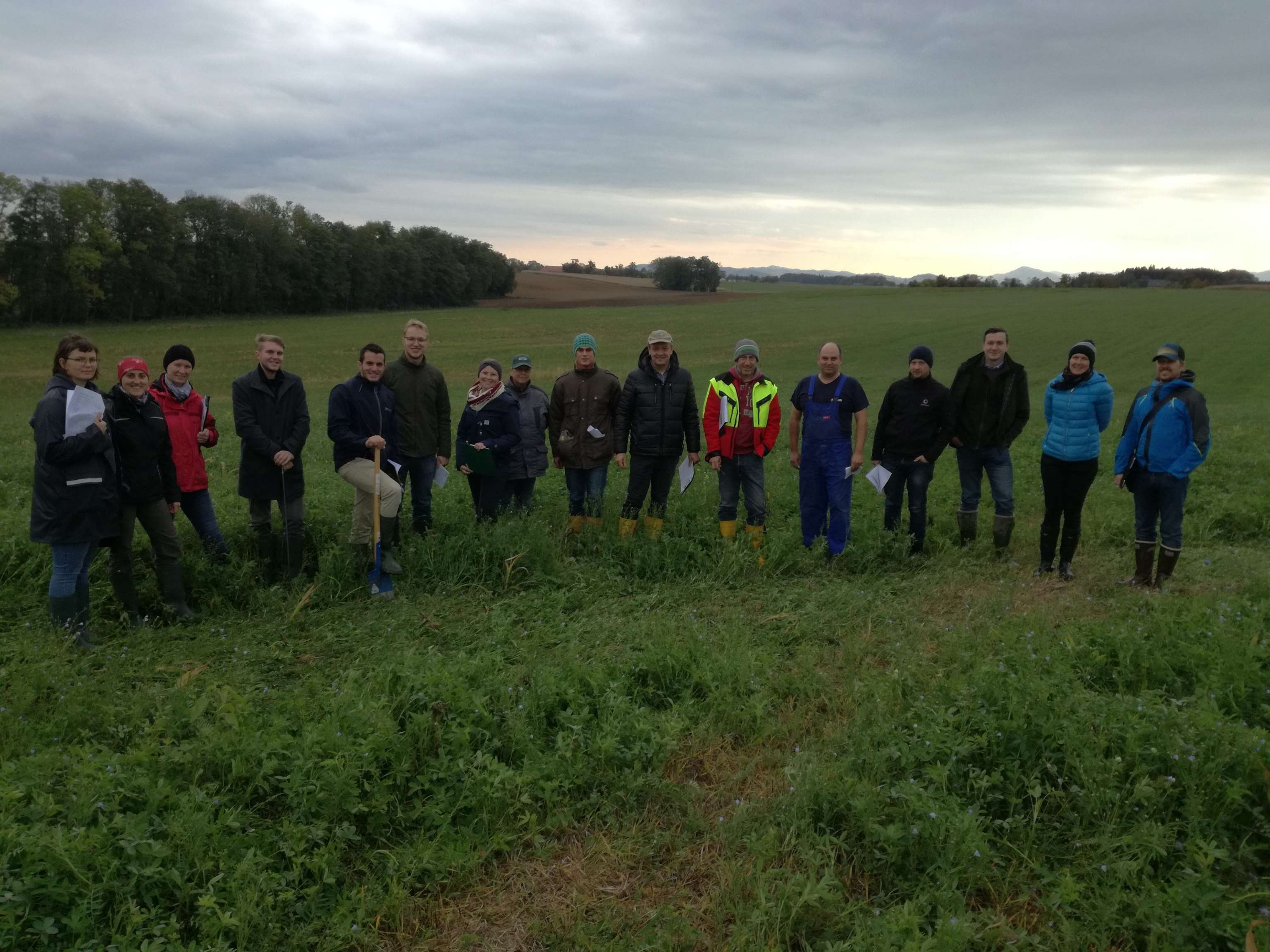 Neben Dünge- und Pflanzenschutzmitteleinschränkungen tragen Bodenproben, Begrünungen und eine hohe Weiterbildungsintensität zum Schutz des Grundwassers bei. Im Bild: Bäuerinnen und Bauern bei einer Veranstaltung der Boden.Wasser.Schutz.Beratung