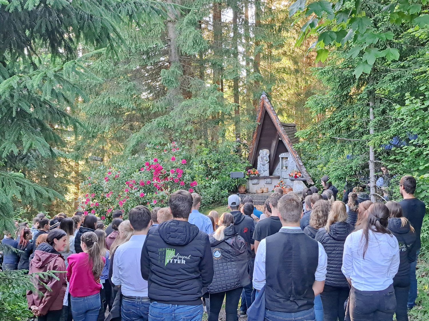 Landesnachtwallfahrt bei der Kirchholzkapelle in Hopfgarten im Brixental mit rund 200 Teilnehmerinnen und Teilnehmern.