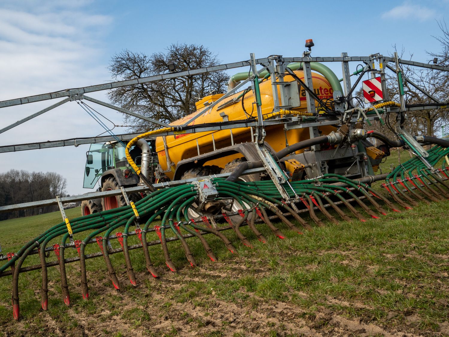 Mit dem Frühling erwachen nicht nur die Felder, sondern auch altbekannte Konflikte zwischen Landwirten und ihren Nachbarn.