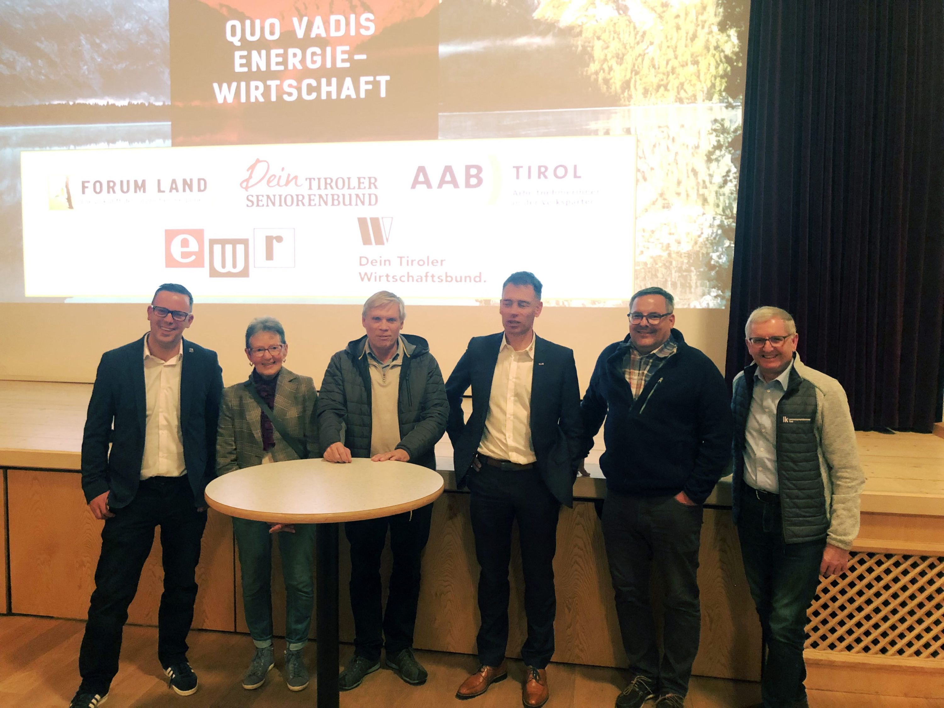 Die Veranstalter des Abends: Bgm. Simon Larcher (Forum Land), Elisabeth Walch und Ernst Hornstein (Seniorenbund), Referent DI Sebastian Freier (EWR Vorstand), Johannes Mutschlechner (AAB), und Bezirksbauernobmann Christian Angerer.