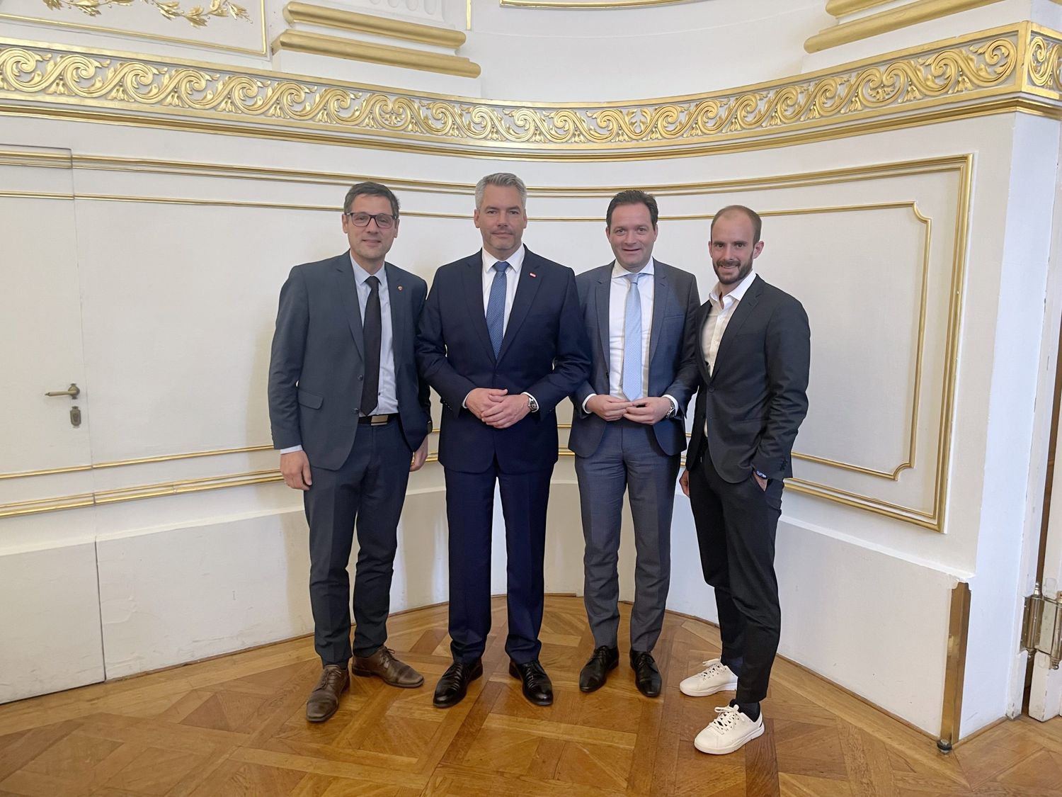 Bundesratsabgeordneter Peter Raggl mit Bundeskanzler Karl Nehammer, Landwirtschaftsminister Norbert Totschnig und Staatssekretär Florian Tursky.