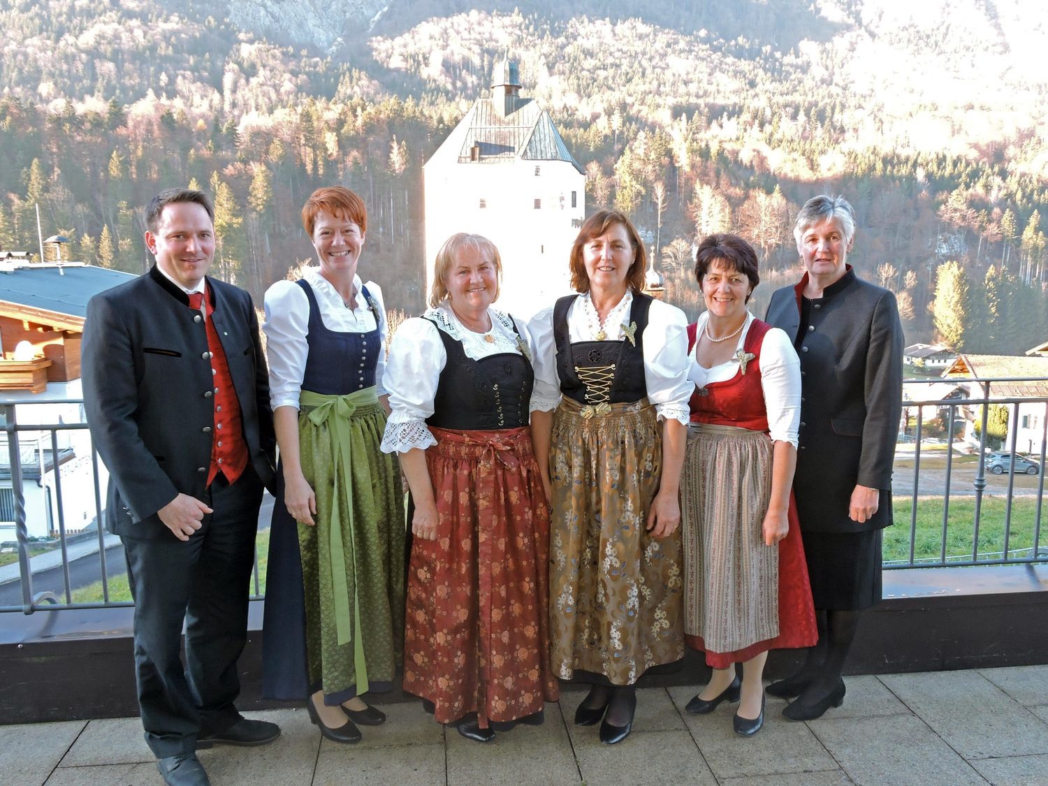 Goldene Ehrenbrosche für verdiente Funktionärinnen (v. li. n. re.): Bezirkskammerobmann Michael Jäger, Bezirksbäuerin Christine Lintner, die Geehrten Ök.-Rätin Margreth Osl und Sylvia Gasteiger, Landesbäuerin und LK-Vizepräsidentin Ök.-Rätin Helga Brunschmid, ehemalige Landesbäuerin Ök.-Rätin Theresia Schiffmann