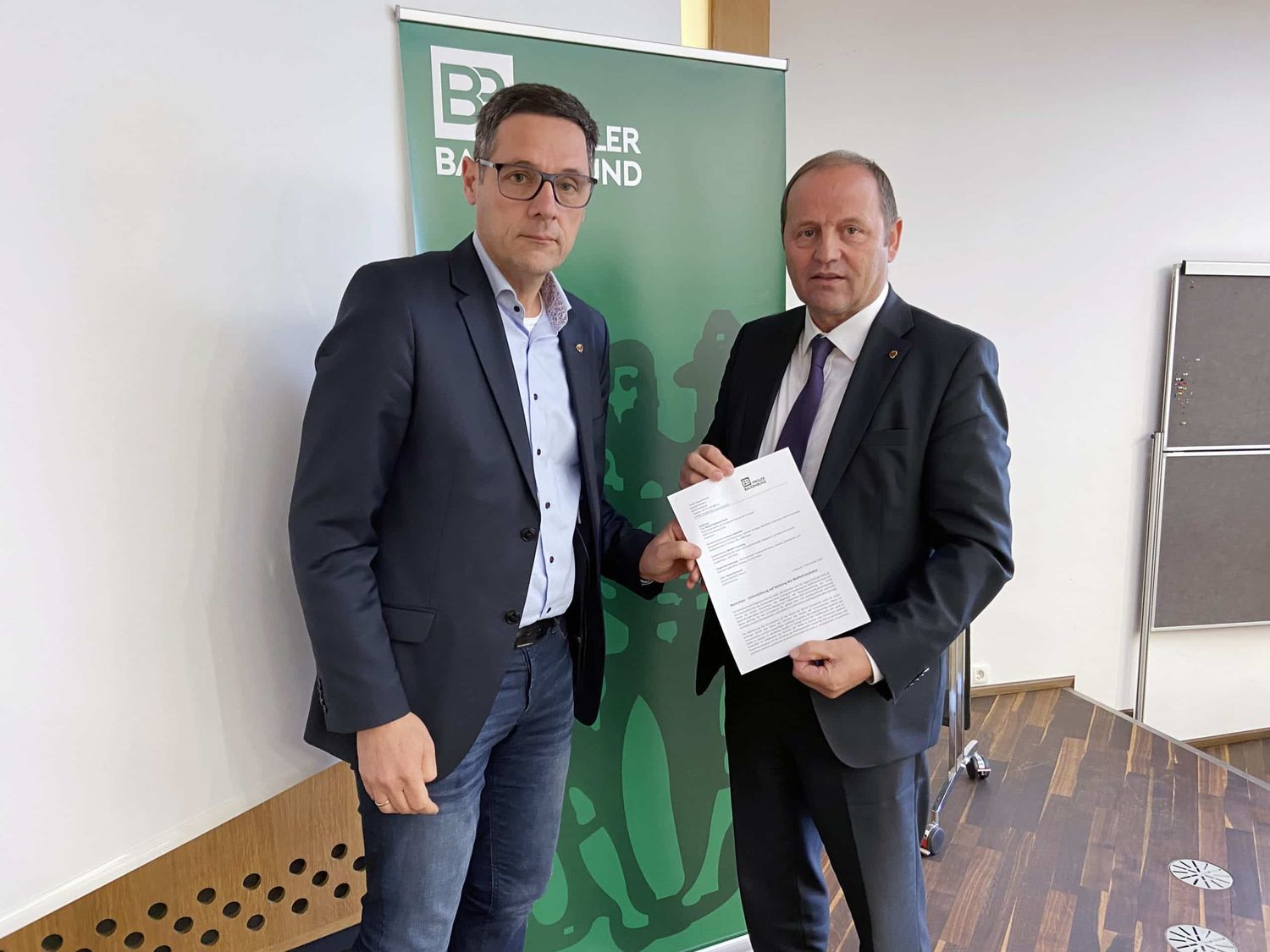 Bauernbunddirektor Dr. Peter Raggl und Bauernbundobmann LHStv. Josef Geisler mit der Resolution.