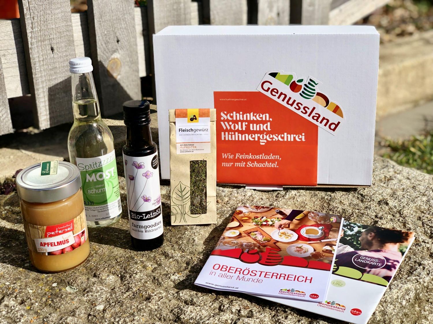 Die Genussland-Box: Fleischgewürz vom Bio-Kräuterhof Aufreiter, Leinöl der „farm- goodies“, Most von Familie Schurm und Apfelmus vom Obsthof Peterseil samt Rezepten.