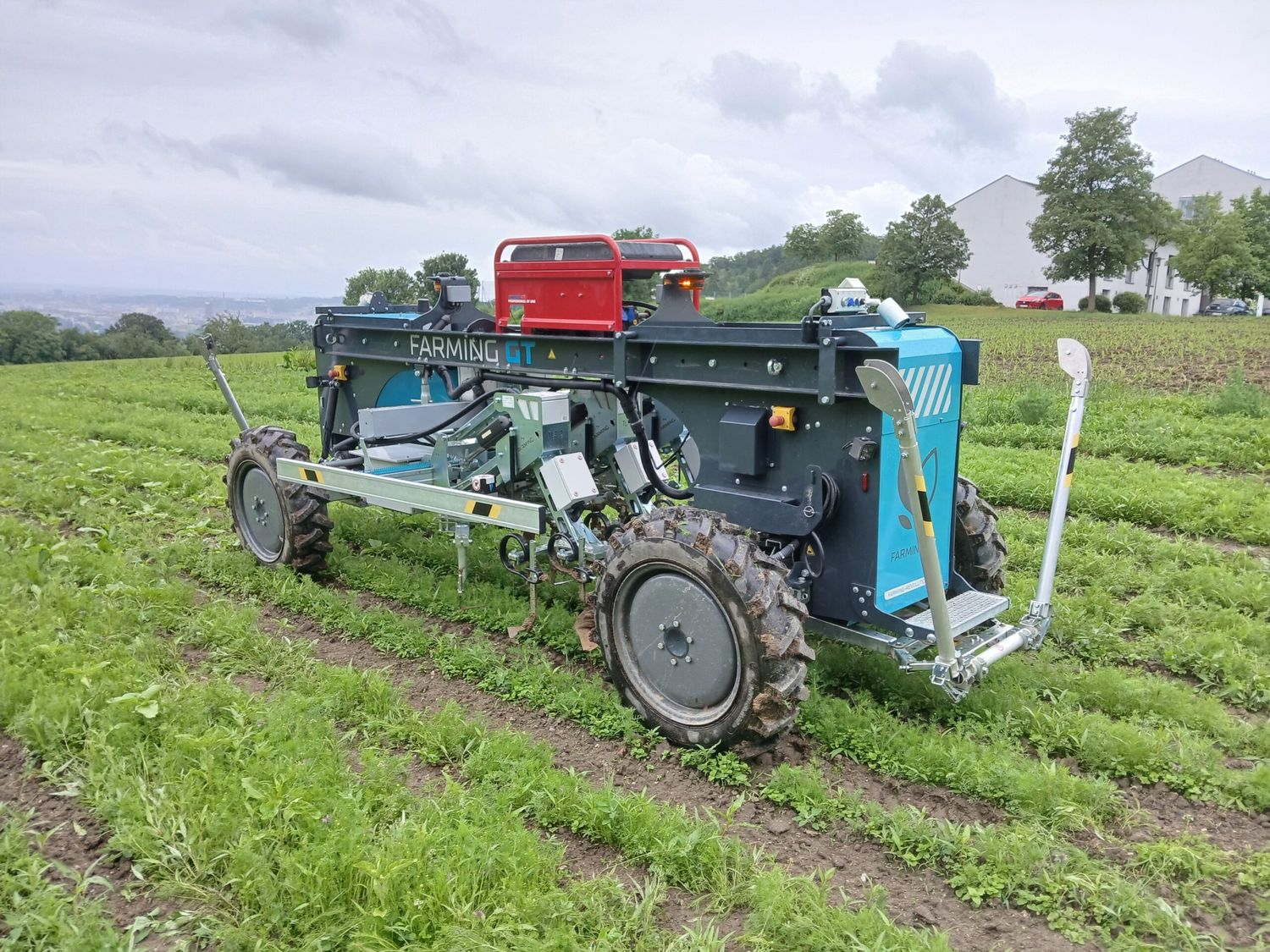 Der intelligente Hackroboter „Farming GT“ im Einsatz am Elmberg