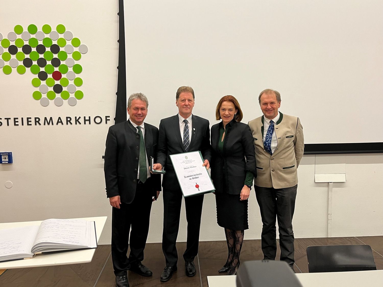 V. l.: Präsident Franz Titschenbacher, Hofrat Hans Wiedner, Landesrätin Simone Schmiedtbauer und Kammerdirektor Werner Brugner.