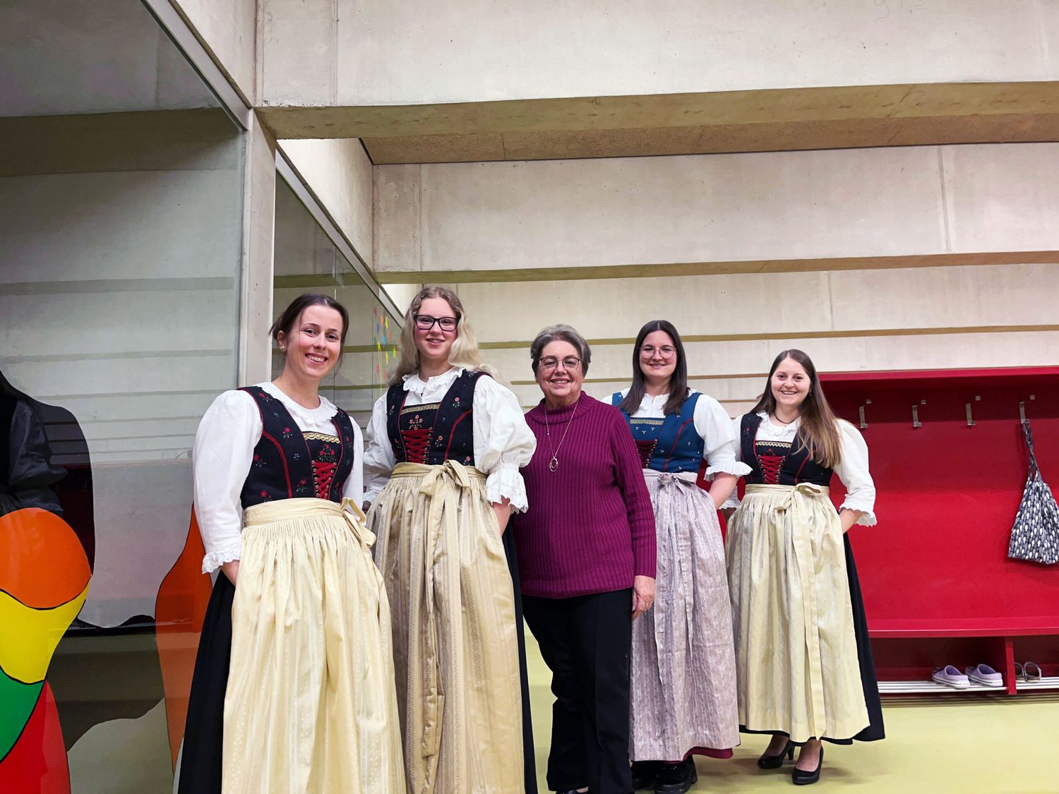 Die Paznauner Kursteilnehmerinnen Tamara Schmid, Annalena Juen, Kursleiterin Brigitte Marseiler, Eva Schmid und Carolin Siegele in ihren selbstgenähten Festtagstrachten.
