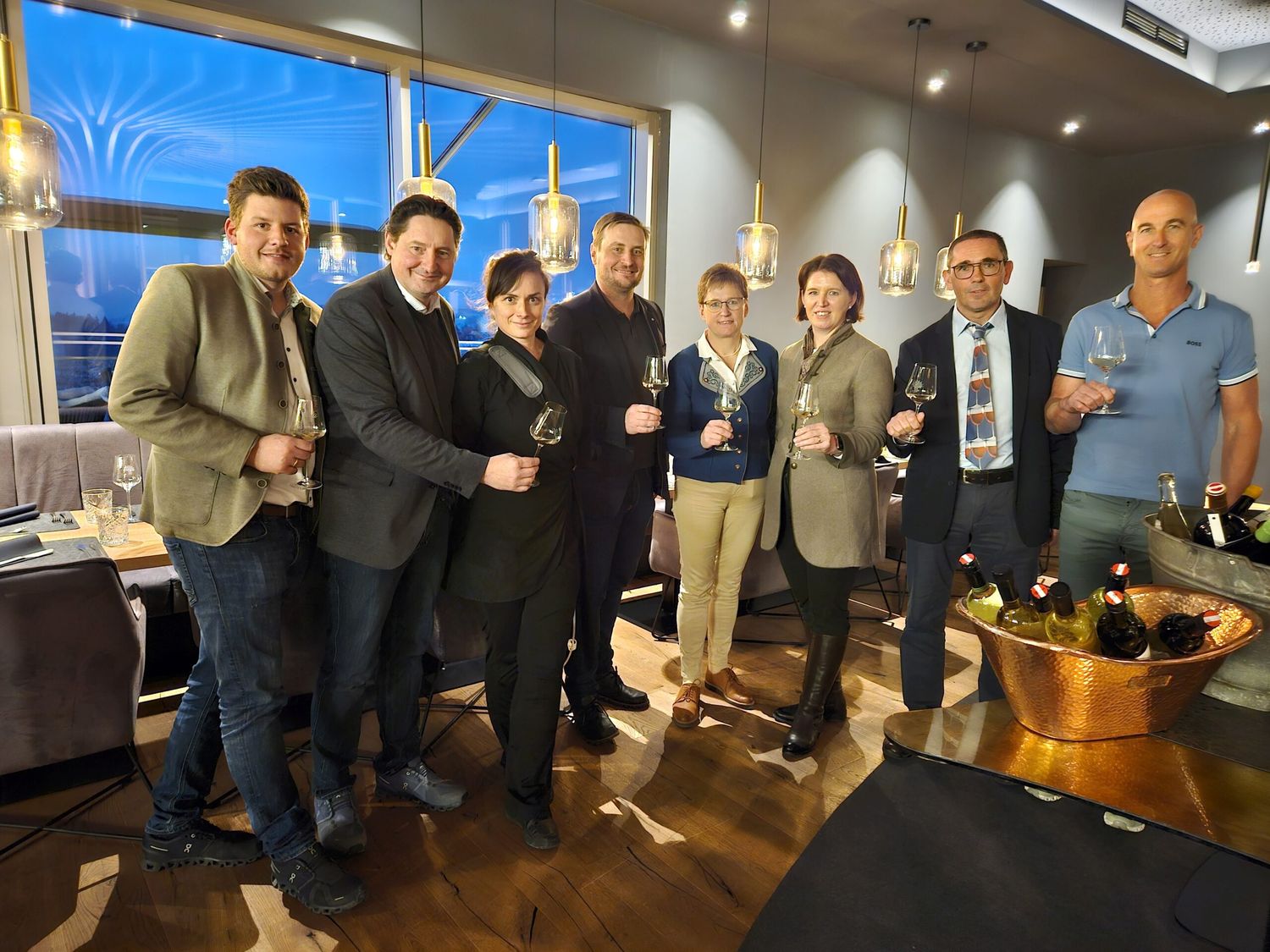 Auf ein gutes Weinjahr: Schiefermair, Schmuckenschlager, Wurm, Gmeiner, Ferstl, Langer-Weninger, Stumvoll und Kienesberger (v.l.)
