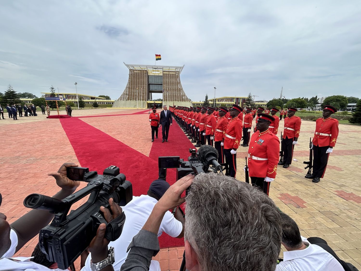 Nehammer vor dem Präsidentenpalast in Ghana.