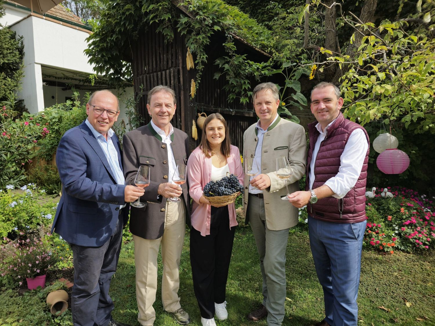 Burgenlands Weinbaupräsident Andreas Liegenfeld, LK-Präsident Nikolaus Berlakovich, Österreichs Weinkönigin Hannah Wetschka sowie Österreichs Weinbaupräsident Johannes Schmuckenschlager und Wein-Burgenland-Obmann Herbert Oschep.