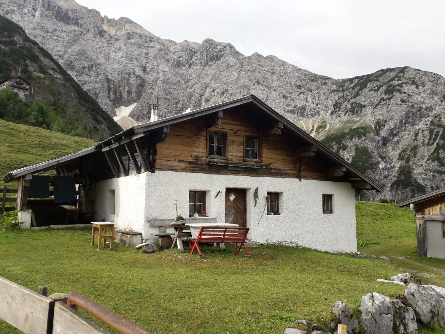 Die Hochalm liegt unterhalb des Karwendelhauses (im Bild links oben).