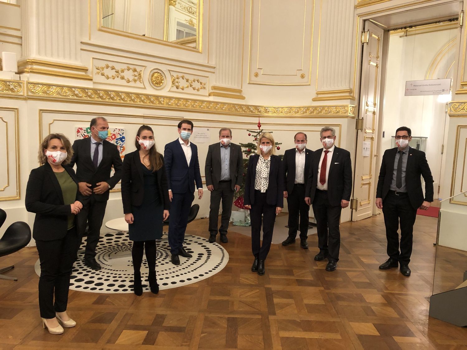Elisabeth Wolff (3.v.l.) ist neue Bauernbund-Bundesrätin. Johanna Mießenberger (OÖ), Otto Auer (NÖ), Bundeskanzler Sebastian Kurz, Edi Köck (NÖ), Isabella Kaltenegger (Stmk) Silvester Gfrerer (Salzburg), Martin Preineder (NÖ) und Peter Raggl (Tirol) gratulierten.