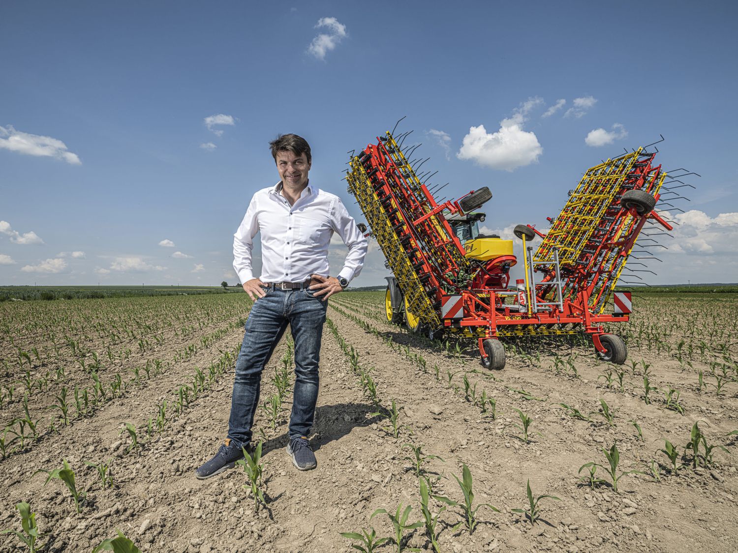 Jürgen Schöls, CEO von APV, mit dem APV-Variostriegel.