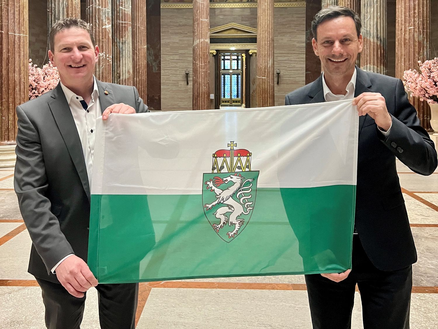 Die beiden Abgeordneten Andreas Kühberger und Ernst Gödl laden zum Parlamentsbesuch ein.
