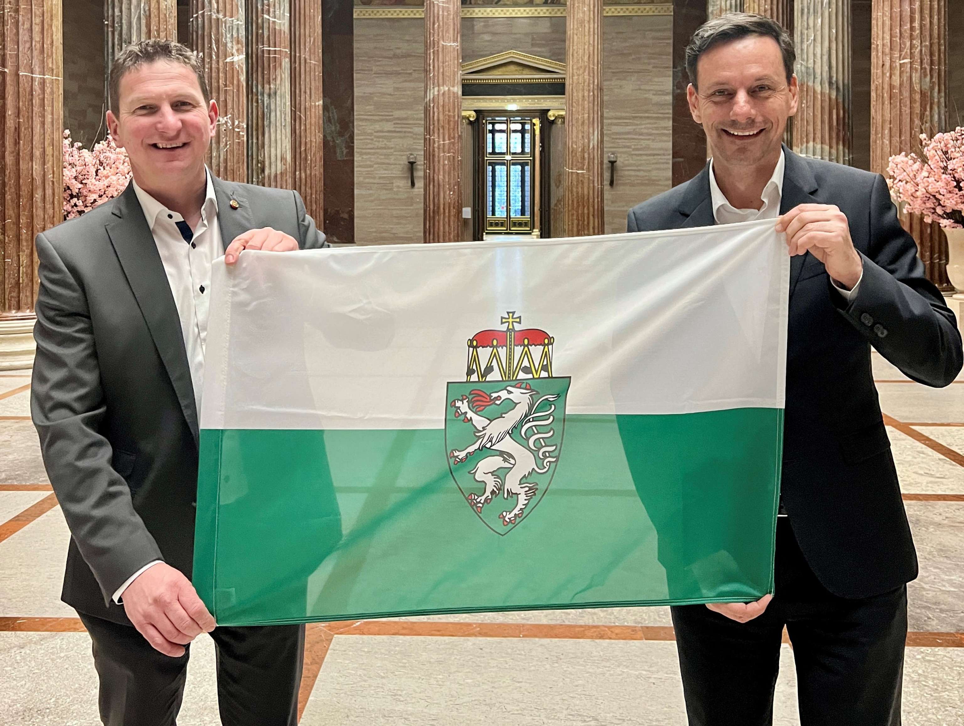 Die beiden Abgeordneten Andreas Kühberger und Ernst Gödl laden zum Parlamentsbesuch ein.