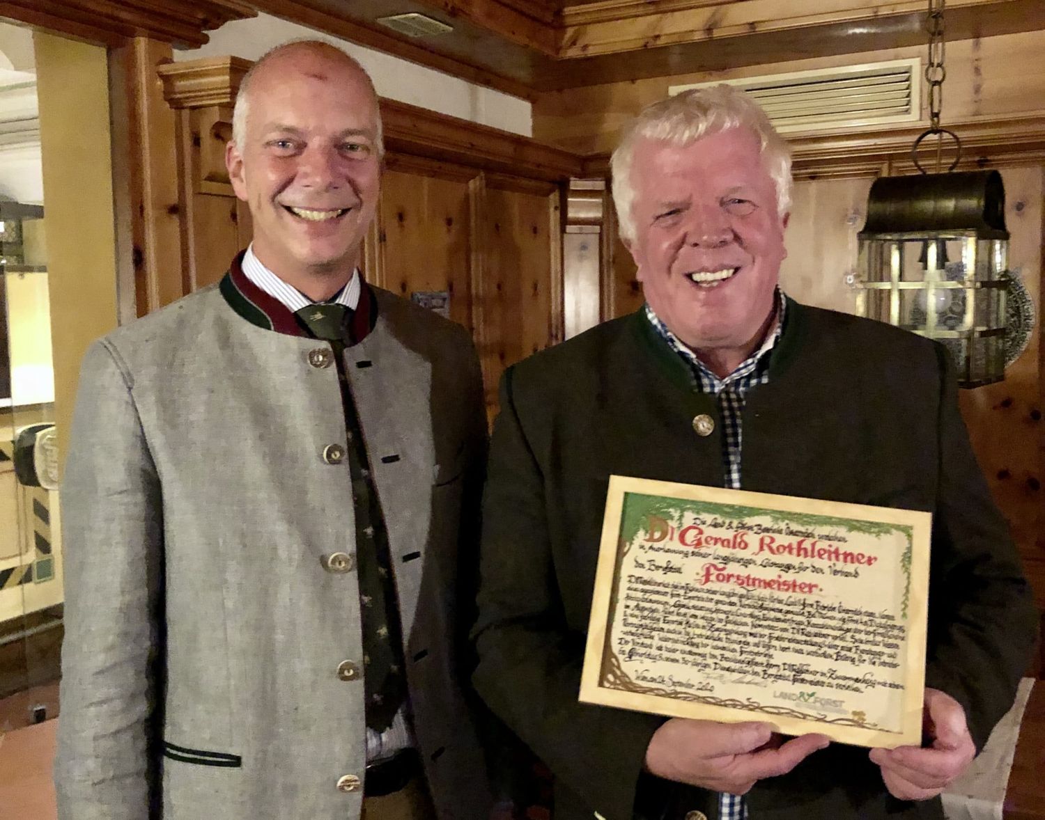 LFBÖ-Präsident Felix Montecuccoli überreicht Gerald Rothleitner die Urkunde zur Verleihung des Berufstitels Forstmeister.
FOTO: Land&#038;Forst Betriebe Österreich